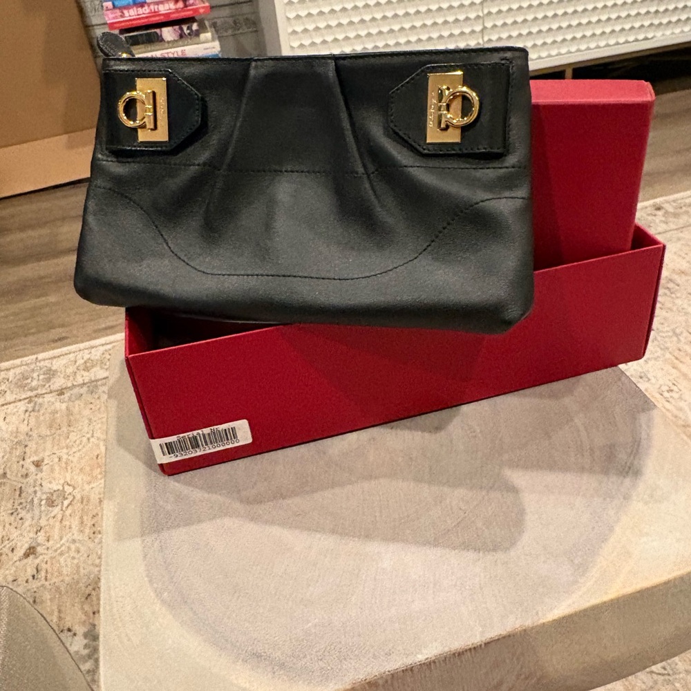 Salvatore Ferragamo black calf leather clutch with crossbody chain - Picture 2 of 3